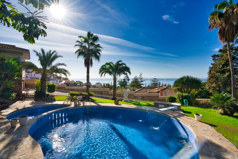 Villa de estilo andaluz con vistas al mar y casa de invitados en Rincón de la Victoria