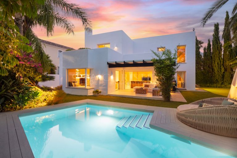 Villa i Ibiza-stil i Casablanca, Marbella Golden Mile