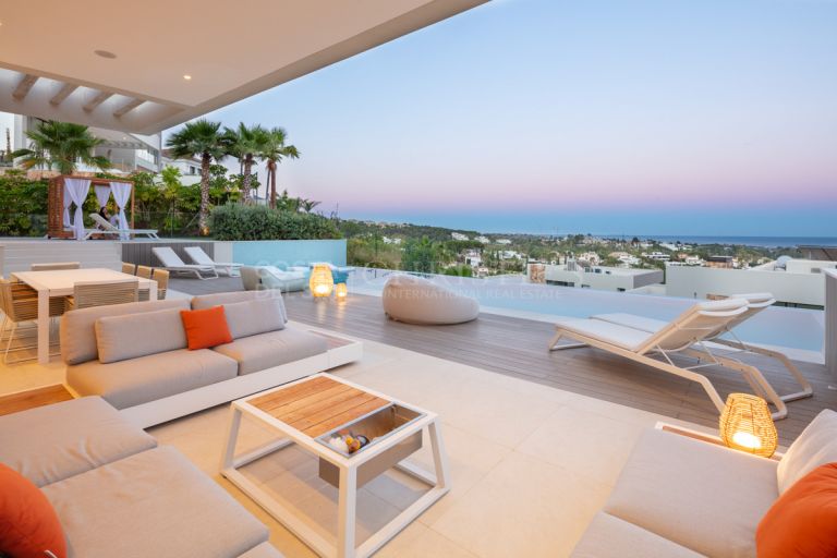 Atractiva villa con impresionantes vistas al mar y a la montaña en Nueva Andalucía, Marbella