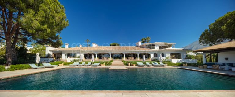 Imponerande villa i andalusisk stil i Lomas de Marbella Club, Marbella Golden Mile