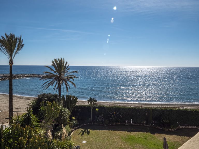 Apartamento en primera línea de playa en Puerto Banús, Marbella