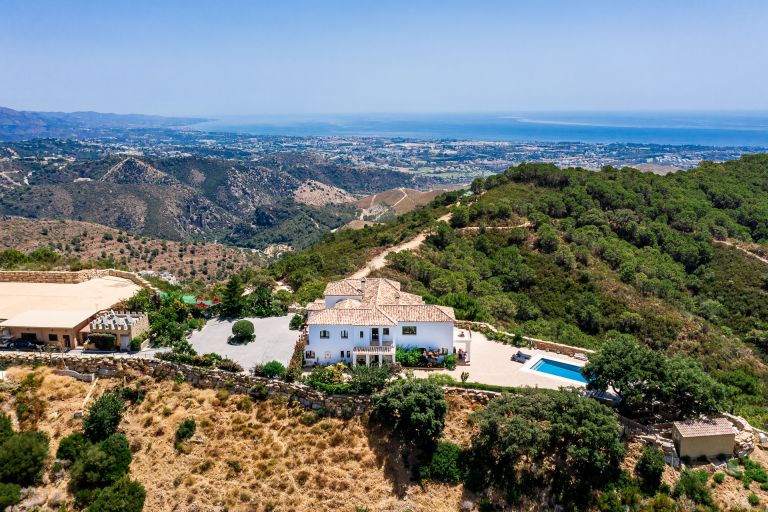 Benahavis - Villa with private helipad