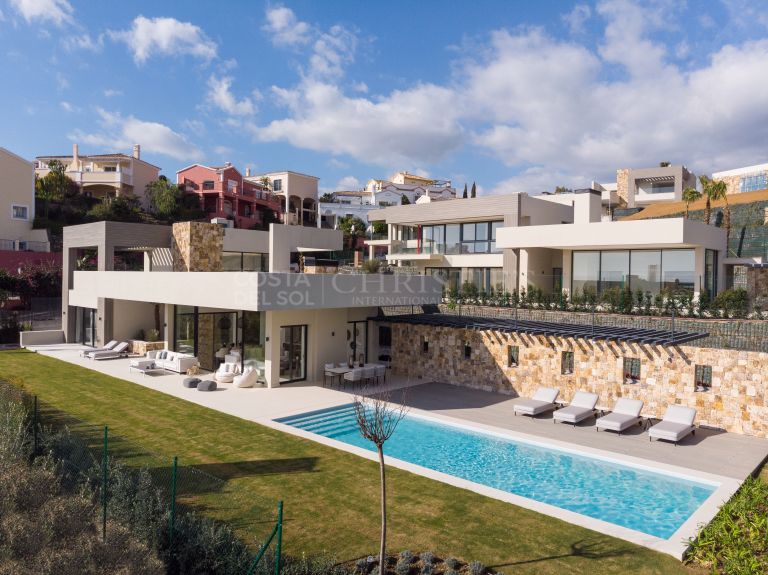 Villa for sale in Nueva Andalucia, Marbella