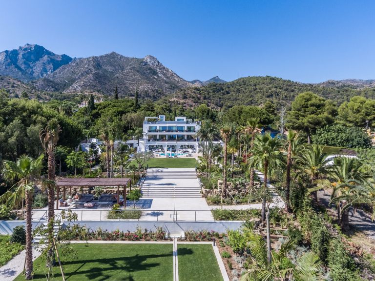 Villa te koop in Cascada de Camojan, Marbella