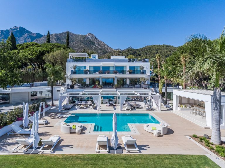 VILLA DE LUJO MODERNA EN CASCADA DE CAMOJAN, MARBELLA
