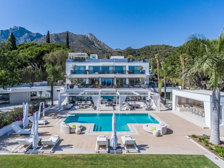 Luxury modern villa in Cascada de Camojan, Marbella