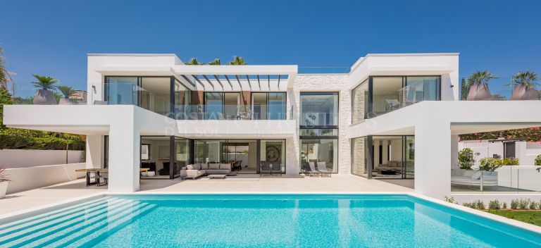 New Luxury Beachside Villa in Marbesa