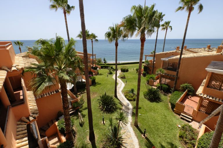 Exclusive penthouse at Estepona front line beach