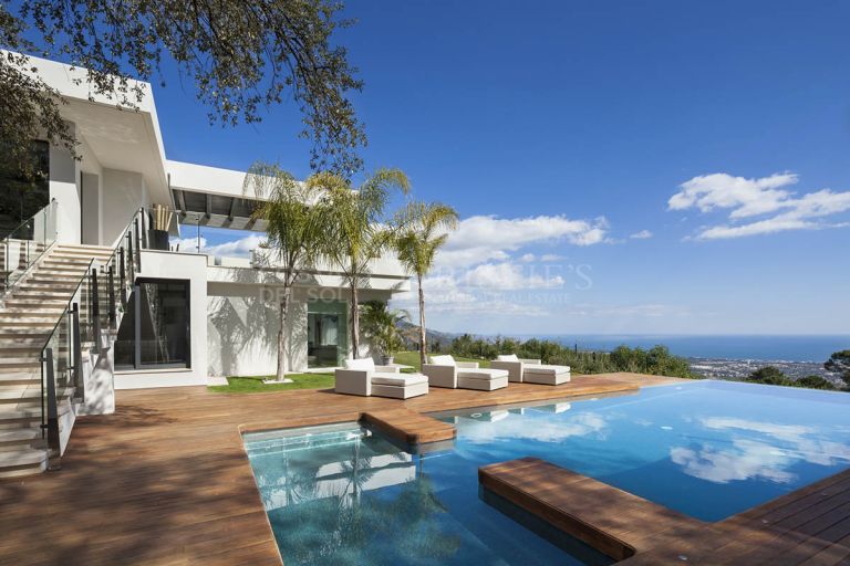 Elegantní luxusní vila s výhledem na moře v La Zagaletě