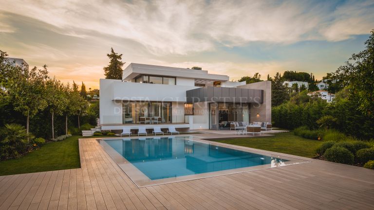 Villa vanguardista con toques mediterráneos en el Paraíso, Estepona