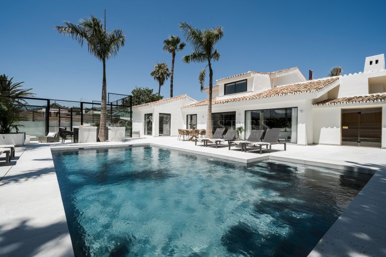 Villa with paddle tennis court and mini golf area in Nueva Andalucia