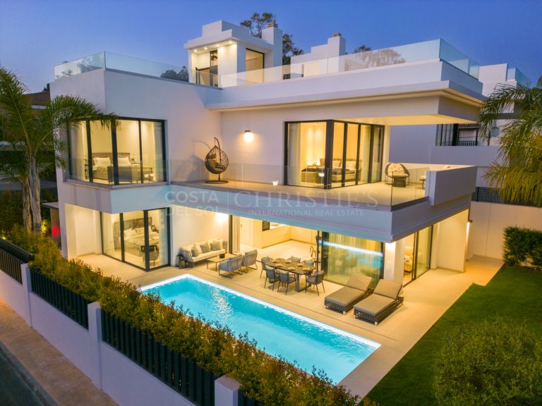 Nieuwe eigentijdse villa aan de Golden Mile Beachside.