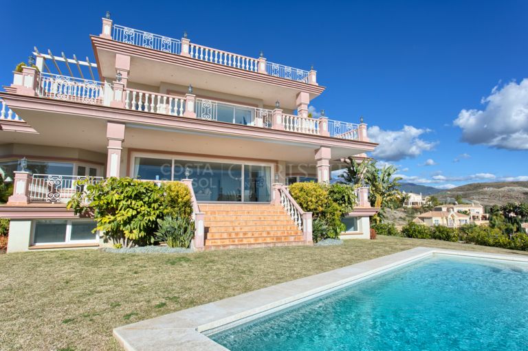 Villa met acht slaapkamers in Los Flamingos Golf Resort, Villa Padierna, Benahavis, Marbella.