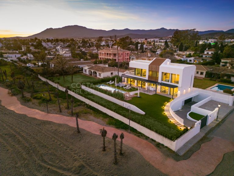 Luminosa Villa Moderna Frente a la Playa en la Nueva Milla de Oro.