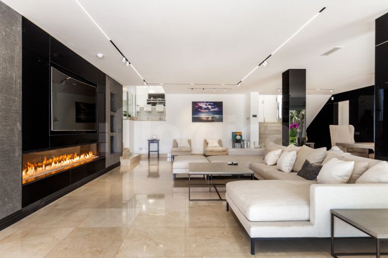 Villa for sale in Las Brisas