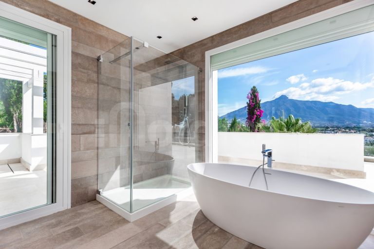 Villa for sale in Las Brisas