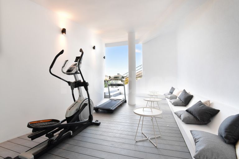 Villa for sale in Nueva Andalucia