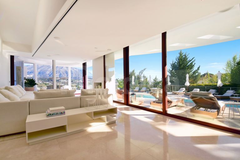 Villa for sale in Nueva Andalucia