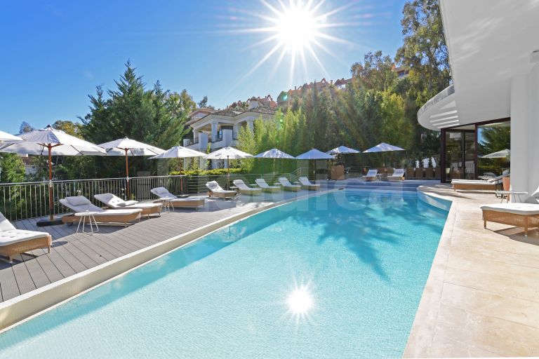 Villa for sale in Nueva Andalucia