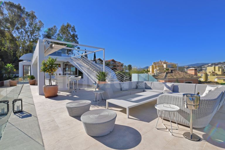 Villa for sale in Nueva Andalucia