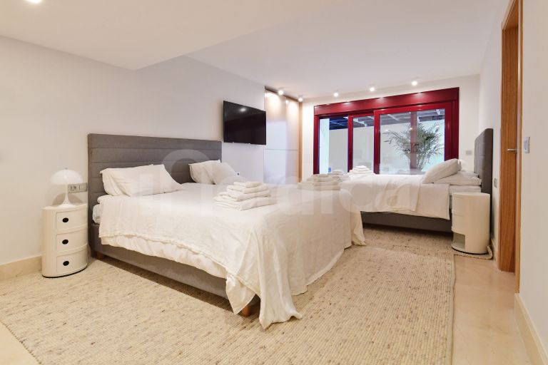 Villa for sale in Nueva Andalucia