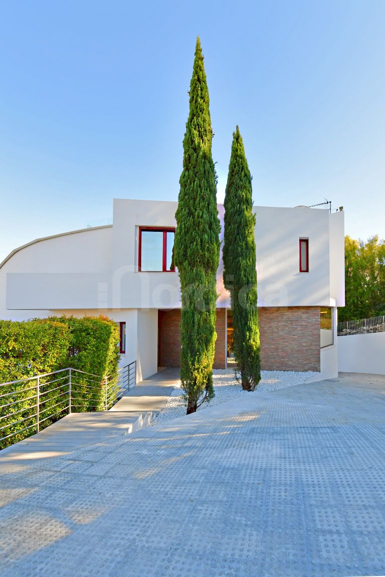 Villa for sale in Nueva Andalucia