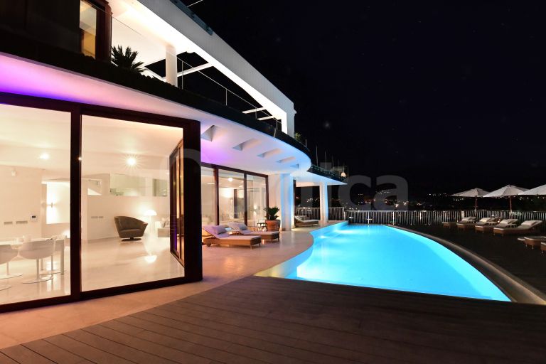 Villa for sale in Nueva Andalucia