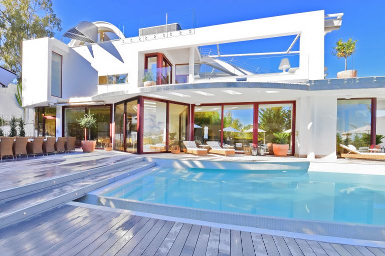 Villa for sale in Nueva Andalucia