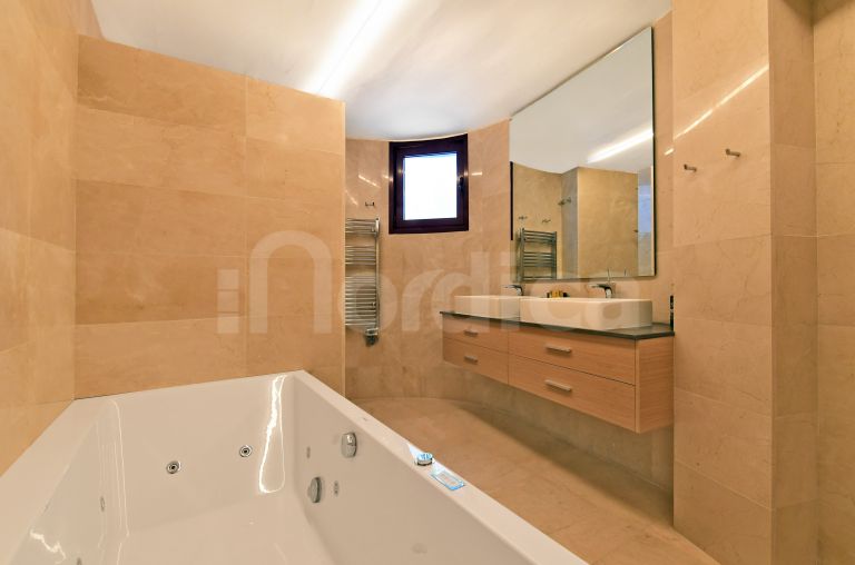 Villa for sale in Nueva Andalucia