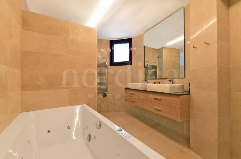 Villa zu verkaufen in Nueva Andalucia