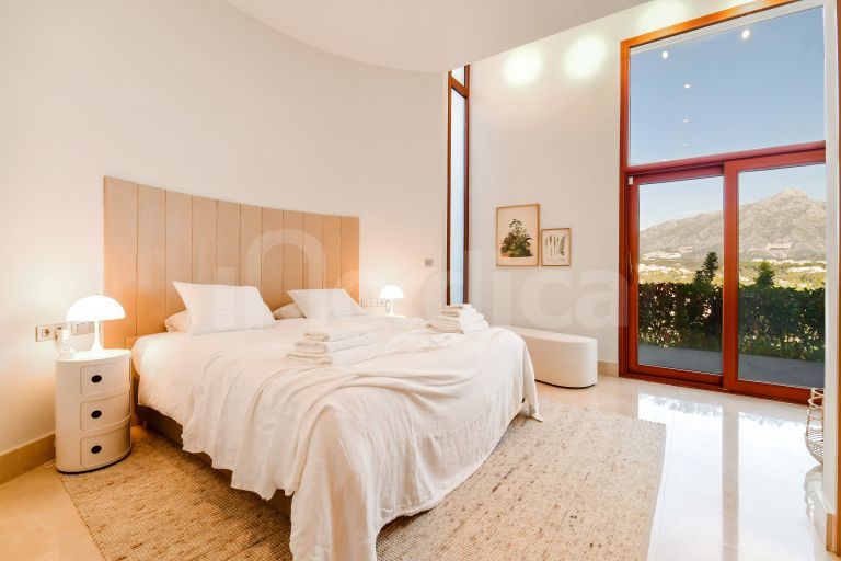 Villa for sale in Nueva Andalucia