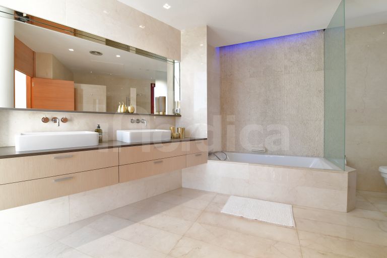 Villa for sale in Nueva Andalucia