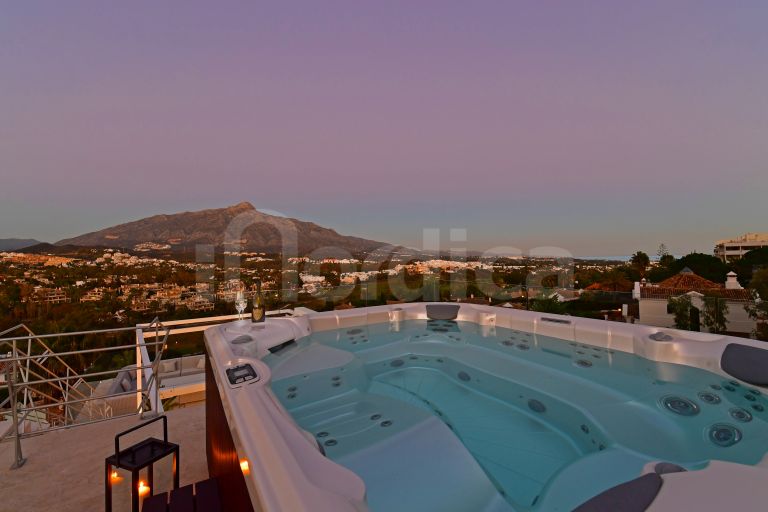 Villa for sale in Nueva Andalucia