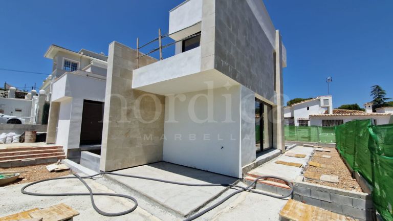 Villa for sale in Nueva Andalucia