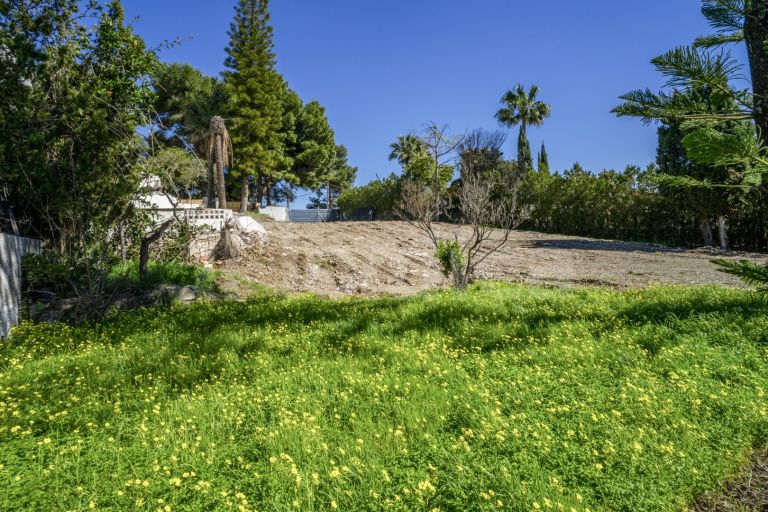 Grundstück zu verkaufen in Nueva Andalucia