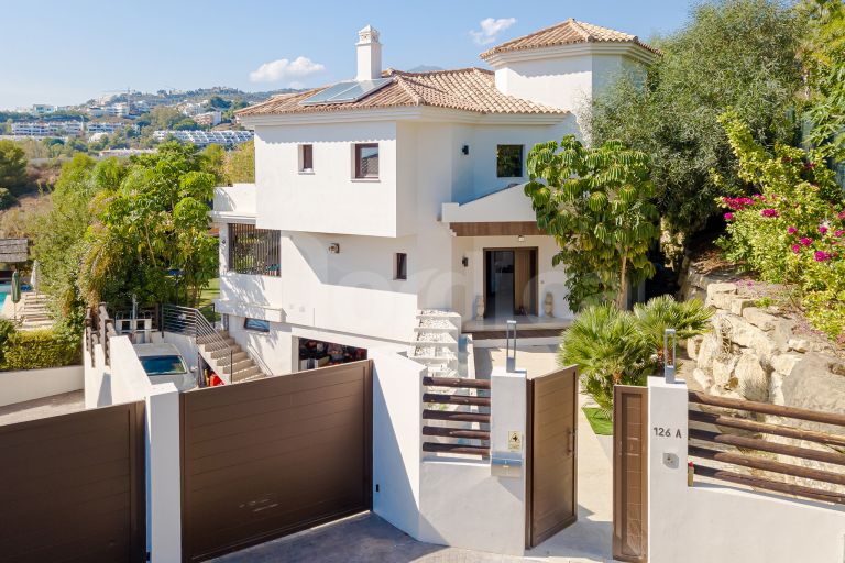 Villa for sale in Nueva Andalucia