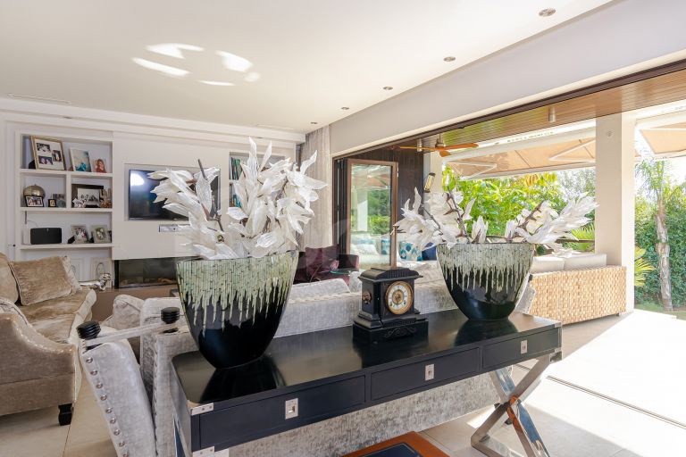 Villa for sale in Nueva Andalucia