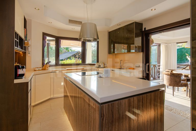 Villa for sale in Nueva Andalucia