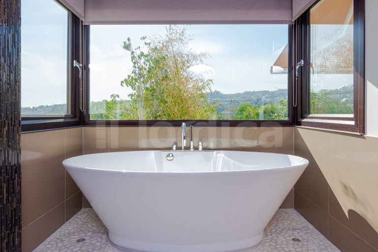 Villa for sale in Nueva Andalucia