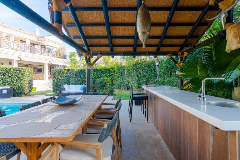 Villa for sale in Nueva Andalucia