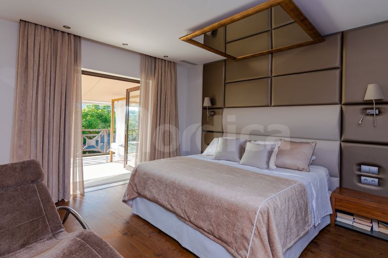 Villa for sale in Nueva Andalucia