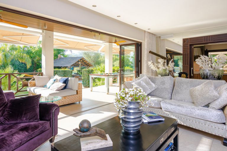 Villa for sale in Nueva Andalucia