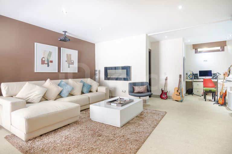 Villa for sale in Nueva Andalucia