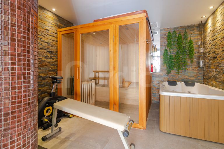 Villa for sale in Nueva Andalucia