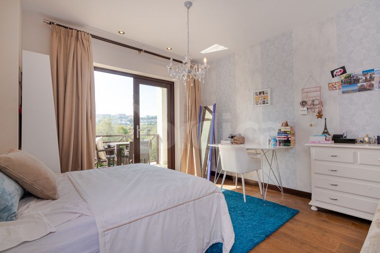 Villa for sale in Nueva Andalucia