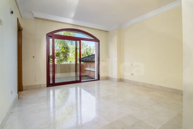 Villa for sale in Altos Reales