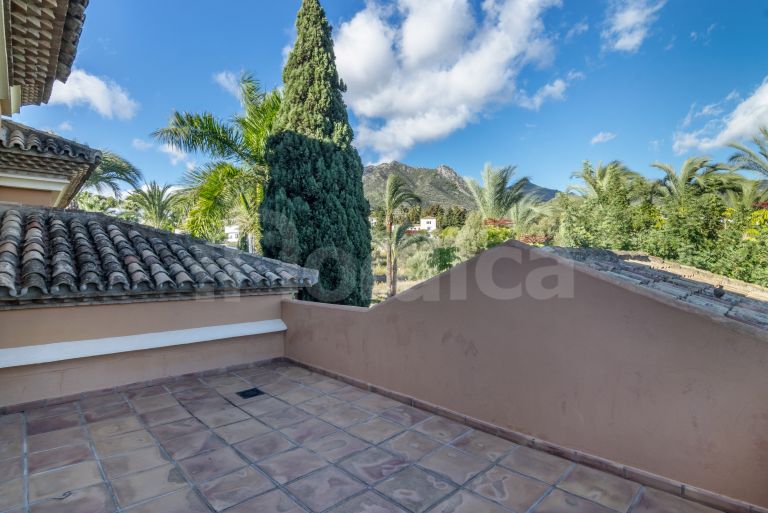 Villa for sale in Altos Reales