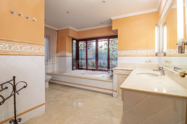 Villa for sale in Altos Reales