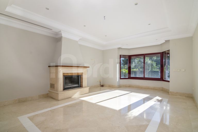 Villa for sale in Altos Reales