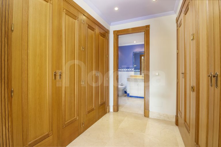 Villa for sale in Altos Reales